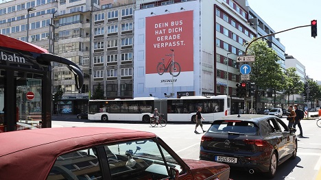 thjnk wirbt unter anderem mit Megapostern fr die E-Bikes von Specialized - Foto: thjnk