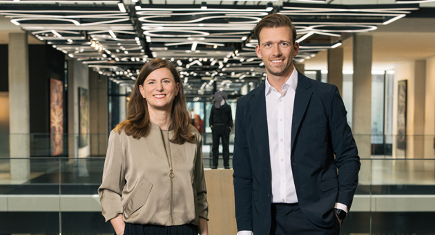 Symbiopharm setzt auf Werbung aus einer Hand - Marina Sperling, Managing Director bei Wefra Mediaplus Global Health, und Adrian Haack, Managing Partner bei Wefra Life, betreuen den neuen Altkunden Symbiopharm – Foto: Wefra Mediaplus Global Health