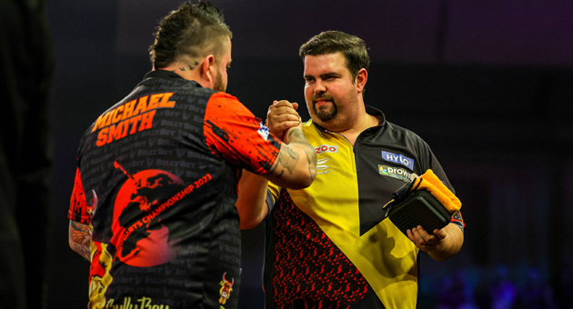 Sport 1 erzielt starke Quoten mit der Darts-WM - Das erste Halbfinale der Darts-WM zwischen dem Deutschen Gabriel Clemens (re.) und dem Engländer Michael Smith bescherte Sport 1 neue Rekordquoten für die Sportart - Foto: Sport 1/Imago