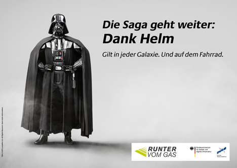 Serviceplan und Star Wars-Figur Darth Vader rufen zum Helmtragen auf - Von Helmträger zu Helmträger: Star Wars-Figur Darth Vader plädiert für mehr Verkehrssicherheit (Foto: Serviceplan)
