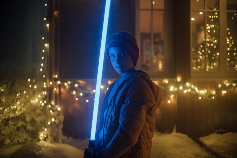 Kaufland inszeniert in Weihnachtskampagne den Kampf zwischen Gut und Böse - Die neue Kampagne von Kaufland steht im Zeichen des neuen Star Wars-Films (Foto: Kaufland)