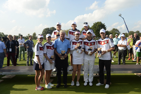 Golfsport: Steiff ist Parter des 'Solheim Cup 2015' - Beim Solheim Cup Charity Show Match in St. Leon-Rot erhielten die Teilnehmer die ersten Solheim Cup Steiff-Bären