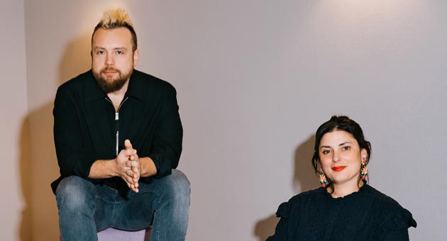fraenk vergibt PR-Etat - ressourcenmangel-Kreativchef Sebastian Stelzer und Geschäftsführerin Claudia Díaz Sánchez verantworten mit der Agentur neu den PR-Etat der Mobilfunk-Marke fraenk (vlnr.) – Foto: ressourcenmangel