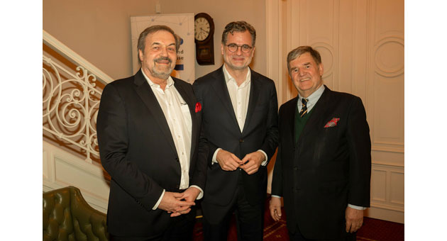 MVFP Verleger-Abend mit Wolfgang Schmidt - Die Verleger Peter Strahlendorf (links) und Detlef Prinz (rechts begrüßen Kanzleramtsminister Wolfgang Schmidt zum Verlger-Abend im Anglo-German Club - Foto: Klaus Knuffmann / MVFP