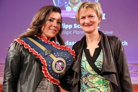 Strategy Slam Award 2016 geht nach Österreich - Gabriela Sonnleitner (rechts) nahm den Strategy Slam Award gemeinsam mit ihrer Mitarbeiterin Anita Arakelian entgegen, die aus Syrien nach Österreich geflüchtet ist (Foto: International Strategy Slam/Katharina Schiffl)
