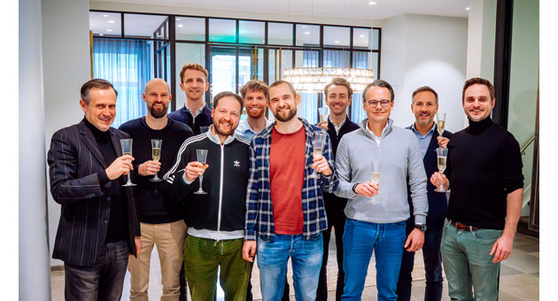 E-Commerce-Spezialist Strix übernimmt Shopify-Spezialisten - Die Management-Teams von Strix, Eshop Guide sowie Delta Equity stoßen auf den gelungenen Deal an - Foto Strix