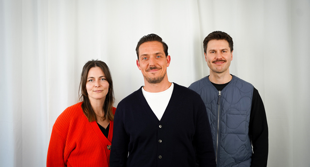 Getpress holt Ex-Interbrand-Executive Director als neuen CRO an Bord - Von links nach rechts: Anne-Marie Struck (Co-CEO), Ben Gebien (Chief Revenue & Relations Officer), Maximilian Ziche (Gründer & CEO) – Foto: Fiona Mussul