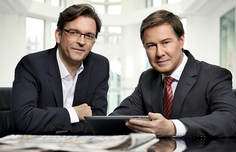 Ulrich Meyer verabschiedet sich von der 'akte' – Claus Strunz übernimmt - Claus Strunz (l.) und Ulrich Meyer (Foto: Sat.1 / Martin Saumweber)