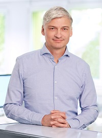 Die Crew feiert zwei Neugeschäftserfolge - Crew-Mitinhaber Martin Süßmuth führt die Neukundengewinne unter anderem auf die Stärkung ihrer Kreativ-Kompetenz durch Designchef Boris Pollig zurück - Foto: Die Crew
