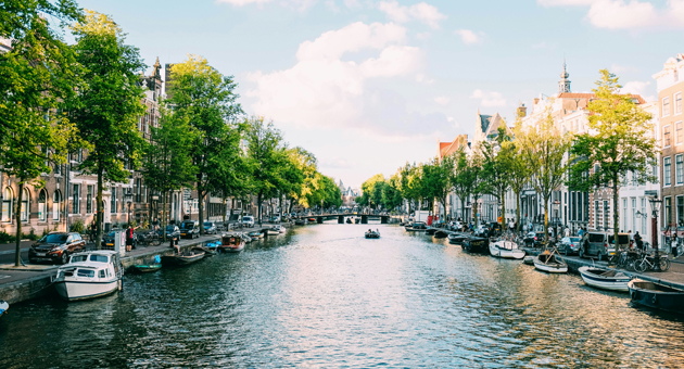 Amsterdam schränkt Außenwerbung für klimaschädliche Produkte ein - Foto: Adrien Olichon/Unsplash