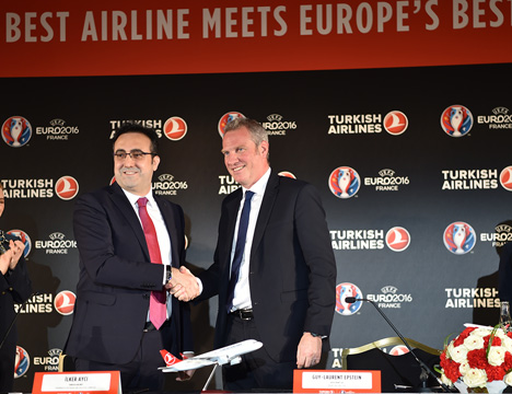 v.l. M. lker Ayc, Vorstandschef von Turkish Airlines, und Guy-Laurant Epstein, Marketing Direktor von UEFA Events SA (Foto: Turkish Airlines)