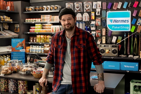 TBWA\ Hamburg inszeniert die Vorteile der Hermes PaketShops - Der PaketShop ist Herzstück der Kampagne "Immer für dich nah: dein Hermes PaketShop" (Foto: TBWA\ Hamburg)
