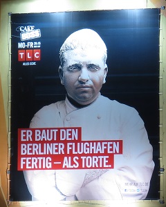 TLC verteilt Torte mit Grey und Maxus - TLC versprach auf einem Plakat in Berlin eine Flughafentorte (Foto: Discovery Communications Deutschland)