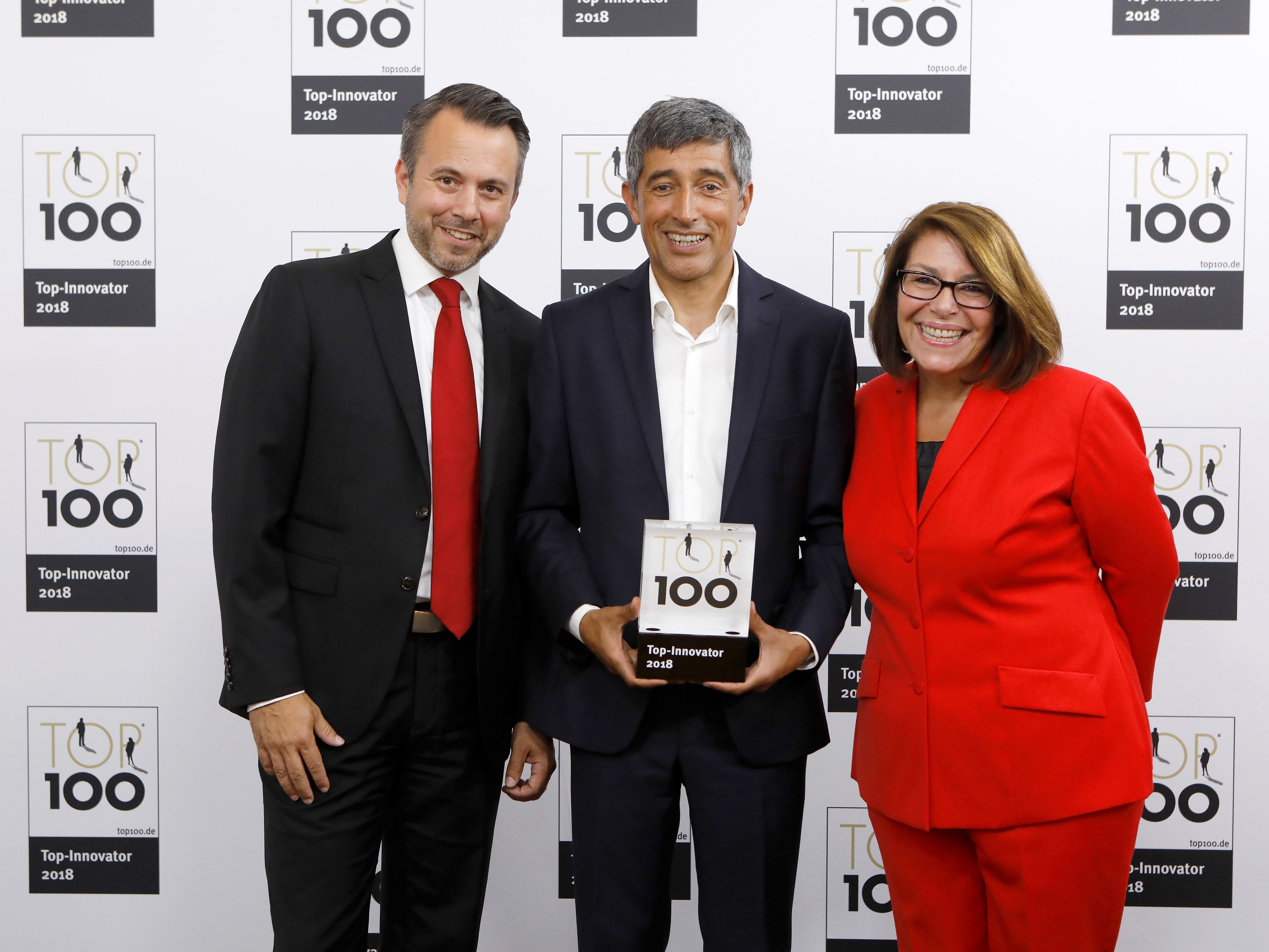 Ranga Yogeshwar (Mitte) bergibt den TOP-100-Preis an Cornelia Lamberty und Patrick Becker - Foto: moccamedia AG