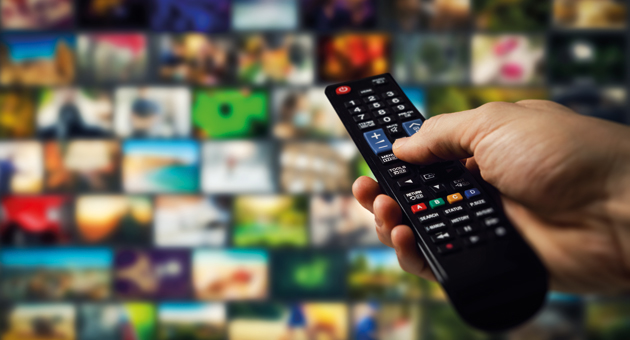 Vaunet: Menschen konsumieren fast elf Stunden täglich Medien - Laut Vaunet-Mediennutzungsanalyse 2024 schauen Menschen in Deutschland täglich drei Stunden und acht Minuten lineares Fernsehen- Foto: Ronstik/Adobe Stock