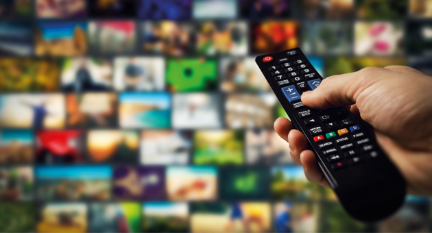 Vaunet: TV verzeichnet leichtes Minus, Audio gewinnt - Laut Vaunet-Mediennutzungsanalyse nutzten die Menschen in Deutschland 2025 durchschnittlich zehn Stunden und 53 Minuten pro Tag Medienangebote – Foto: Ronstik/AdobeStock