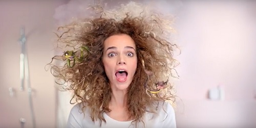 Tangle Teezer-Bürsten feiern mit New Flag weltweites TV-Debüt - Die Entwirrbürsten von Tangle Teezer sind erstmals im TV zu sehen (Foto: Screenshot YouTube/Tangle Teezer)