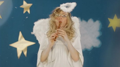 Tele 5 positioniert sich mit neuer Image-Kampagne gegen den Mainstream - In der neuen Kampagne von Tele 5 tritt auch ein verwirrtes Christkind auf