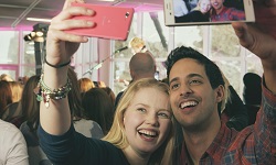 Telekom bringt neuen TV-Spot mit DDB an den Start - Neuer MagentaEins Telekom-Spot: Clara Heins und Sami Slimani beim Ed Sheeran Konzert (Foto: Deutsche Telekom)