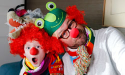 Anton und Walter Heins bereiten sich auf den Klner Karneval vor (Foto: Deutsche Telekom)