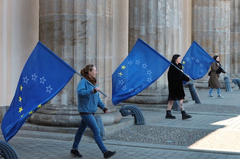 Heute ist der Auftakt der TERRE DES FEMMES Kampagne zur Europawahl am Reichstagsgebude in Berlin