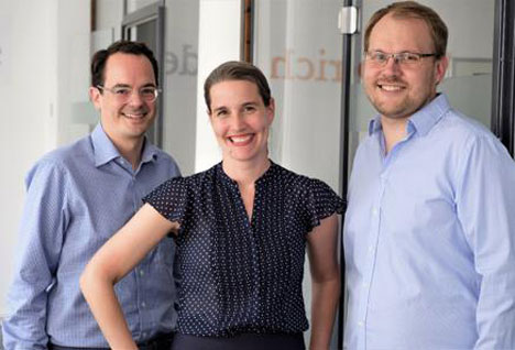 Caspar von Seckendorff (l.) begrt Ina Zitzmann und Fabian Gunkel im Vorstand der Producto AG (Foto: Producto)