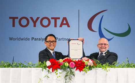 Toyota ist neuer Partner des IPC - (v.l.) Akio Toyoda, Präsident der Toyota Motor Corporation, und IPC-Präsident Sir Philip Craven bei Bekanntgabe der Kooperation (Foto: Toyota)