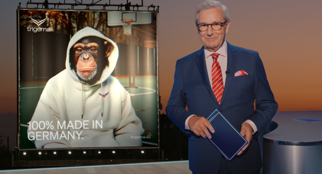 Trigema: Affe Charly kommt als AI-Fashion-Influencer zurück - Trigema Testimonial Charly feiert Comback mit Jan Hofer - Foto: Trigema