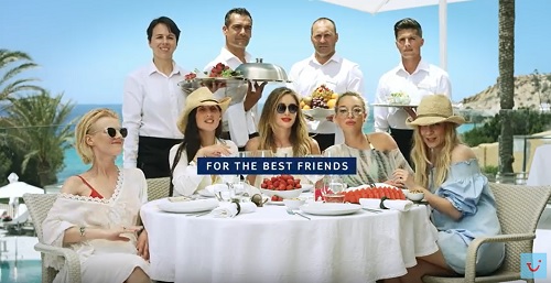 In dem TUI-Spot wird Urlaub bestimmten Menschen zugeordnet, wie Urlaub fr beste Freunde (Foto: TUI/YouTube)
