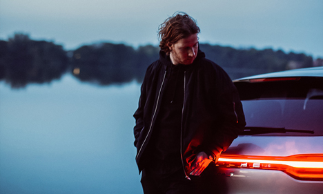 UDG definiert den Porsche-Sound neu - Der Amsterdamer DJ Bakermat ist eins von zwei prominenten Testimonials der internationalen Kampagne (Bild: UDG)