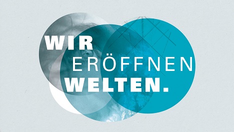 Etatgewinn: Zeichen & Wunder schärft Markenauftritt der Uni Augsburg - Das neue Corporate Design der Uni Augsburg ist bereits in Printbroschüren zu sehen (Foto: Zeichen & Wunder)