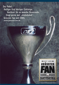 Ein Kampagnenmotiv zeigt den Meisterpokal als "Grten Fan" der Berliner Eisbren (Foto: Vaterblut)