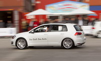 dreimal fährt mit dem neuen VW Golf 7 vor -