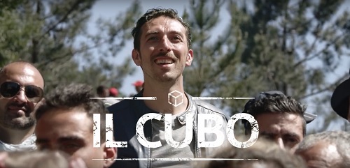 Il Cubo stellt sich bei Rallyes auf eine Kiste fr eine bessere Sicht (Foto: Screenshot YouTube)