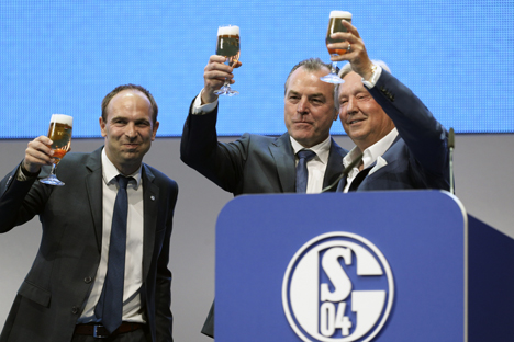 Veltins bleibt bis 2027 Namensgeber der Schalker Heimspielstätte - v.l. Alexander Jobst, Vorstand Marketing des FC Schalke 04, Clemens Tönnies, Aufsichtsratsvorsitzender des FC Schalke 04, und Michael Huber Generalbevollmächtigte der Brauerei C. & A. Veltins stoßen auf die Verlängerung an (Foto: Veltins)