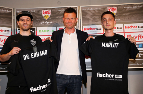 fischer unterstützt VfB Stuttgart beim eSports-Einstieg - v.l. eSports-Spieler Erhan "Dr. Erhano" Kayman und Marcel "Marlut" Lutz zusammen mit VfB-Marketing-Vorstand; Foto: Fischerwerke