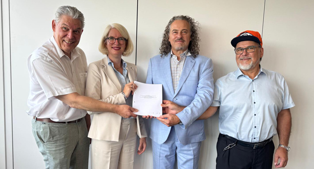 Zeitungsverlag Waiblingen kauft zwei Lokalzeitung in Baden-Württemberg - Haben den Deal erfolgreich fixiert (v.l.n.r.): Ullrich Villinger, Ruth Betz, Peter Janus und Uwe Freitag - Foto: privat