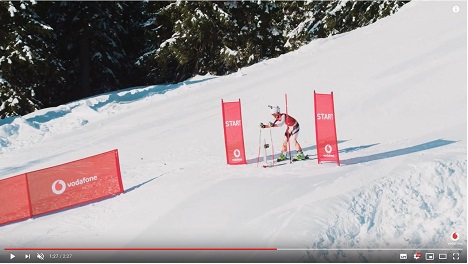 In der Speed Stunts-Kampagne bringt Vodafone die sehbehinderte Ski-Sportlerin Noemi Ristau dank 5G sicher ins Ziel (Foto. Screenshot YouTube Vodafone)
