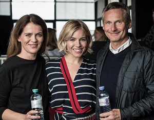 Sienna Miller ist neues Vöslauer-Gesicht - (v.l.) Birgit Aichinger, Sienna Miller und Alfred Hudler (Foto: Vöslauer)
