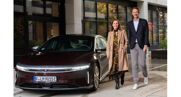 Lucid Motors grüßt als neuer Kunde bei Serviceplan PR & Content - Freuen sich über die Zusammenarbeit: Eva Vogelsang (Serviceplan) und Sebastian Michel (Lucid Motors) - Foto: Serviceplan
