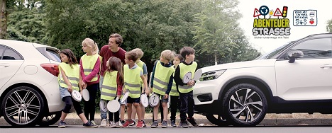 Tobi Krell vermittelt in der Volvo-Kampagne spielerisch Themen rund um die Verkehrssicherheit (Foto: Grey)