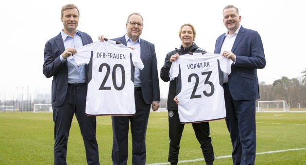 Vorwerk sponsert Frauen-Fußball-Nationalmannschaft - Neue Partnerschaft besiegelt: v.l. DFB-Geschäftsführer Holger Blask, Dr. Thomas Stoffmehl (Vorstandssprecher Vorwerk SE & Co. KG), Bundestrainerin Martina Voss-Tecklenburg, Sido Jan Hofmann (General Manager Vorwerk Deutschland) - Foto: Thomas Boecker/DFB