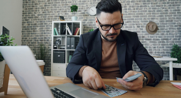 Globale Werbe-Investitionen springen über die Eine-Billionen-Marke - Unternehmen geben immer mehr Geld für Werbung aus - Foto: Vitaly Gariev on Unsplash