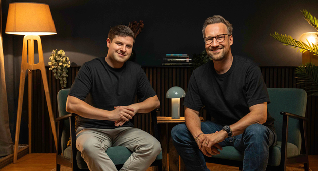 Alchemist Media Labs fokussiert KI in der Mediaplanung - Matthias Wass von Czege und Joe Pawlas (li.) wollen mit KI Bewegtbildwerbung weiterentwickeln – Foto: Alchemist Media Labs
