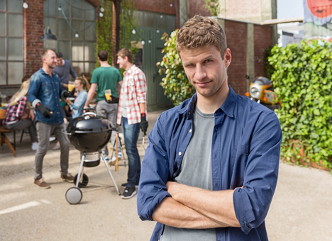 Thomas Müller und Weber grillen weiterhin gemeinsam - Thomas Müller und Weber-Stephen starten in die dritte Saison (Foto: Weber)