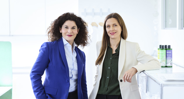 Weleda startet verjüngt in den Frühling - (v.l.) Tina Müller und Susanne Schgaguler präsentieren den neuen Markenauftritt von Weleda - Foto: Weleda