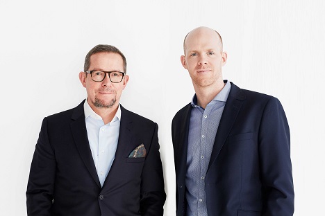 BRAX wählt Crossmedia als neuen Agentur-Partner - Bernd Wild und Sven Büteröwe (v.l.) leiten die noch junge Bielefelder Niederlassung bei Crossmedia. (Bild: Crossmedia)