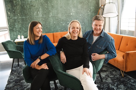 GGH MullenLowe verkündet zwei Neukundengwinne - CCO Marielle Wilsdorf, CSO Nina Jünemann und CCO Marc Pech freuen sich über das erfolgreiche Neukundengeschäft - Foto: GGH MullenLowe
