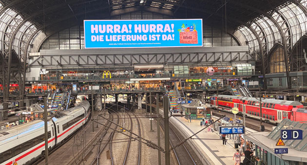 Automatisierte DOOH-Motivwechsel zum Bundesliga-Start - Wolt nutzte den Fußball-Trigger bereits während der WM und passte seine DOOH-Motive automatisiert an Spielpaarungen und Ergebnisse an, sichtbar auf großformatigen Screens in mehreren deutschen Städten sowie auf "The Whale" am Hamburger Hauptbahnhof – Quelle: It Works