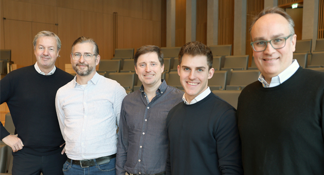 Wort & Bild forciert Plattform-Geschäft - Wollen das Wachstum der Ernährungs-App BodyFast vorantreiben: v.l. Andreas Arntzen (CEO Wort & Bild Verlagsgruppe), Patrick Hammer (Co-Founder und CEO von BodyFast), Matthias Schmeißer (Co-Founder und CTO von BodyFast), Kai Langohr (Geschäftsführer Isartal Ventures) und Falk H. Mikley (Geschäftsführer Isartal Health Media) schließen eistrategischen Partnerschaft. - Foto: Wort & Bild